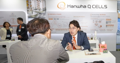 한화큐셀 직원이 2018 서울 머니쇼 한화큐셀 부스에서 개인용 태양광 발전소 관련 상담을 진행하고 있다.(사진=한화큐셀)