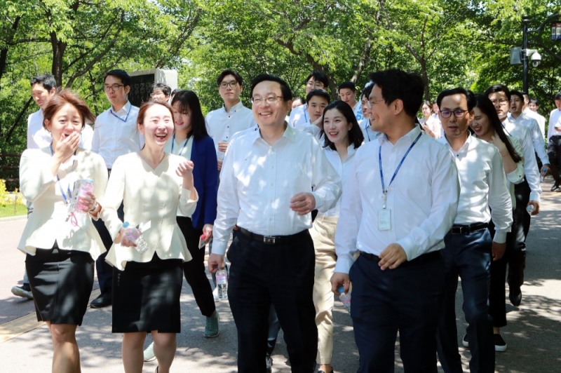 손태승 우리금융그룹 회장 겸 우리은행장은 지난 7일 서울 남산 자연생태길을 직원들과 걸으며 건강 걷기 행사를 가졌다./사진=우리은행