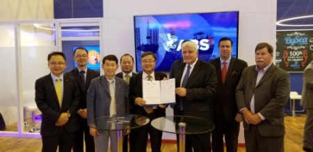 8일 휴스턴 현지에서 대우조선해양 이성근 사장 (왼쪽에서 다섯번째), ABS 토니 나시프 최고운영책임자 (왼쪽에서 여섯번째)를 비롯한 양사 관계자들이 기술협력 기본합의 체결식을 마친 뒤 기념촬영을 하고 있다. (사진=대우조선해양)