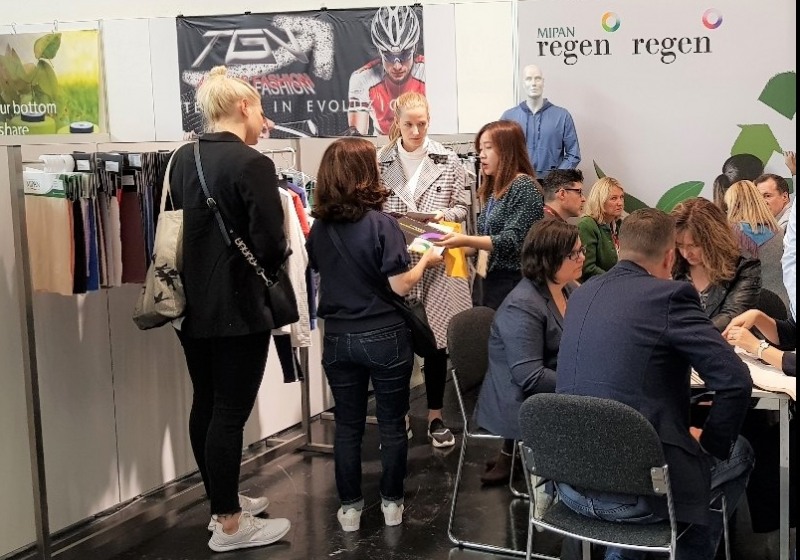 △고객들에게 효성티앤씨 제품을 설명하는 모습/사진=효성