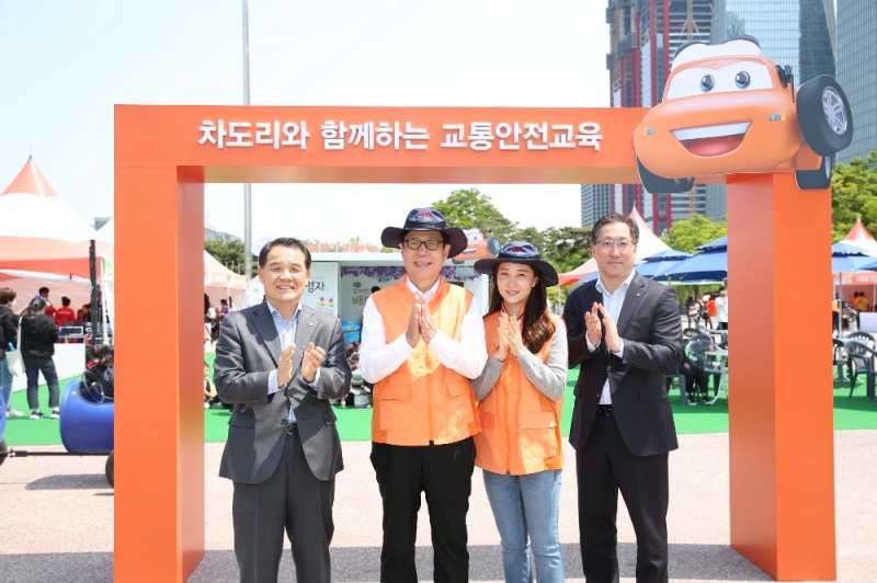 △안전체험한마당 부스에서 포즈를 취하고 있는 박윤식 한화손해보험 대표이사(왼쪽에서 두번째) / 사진=한화손해보험