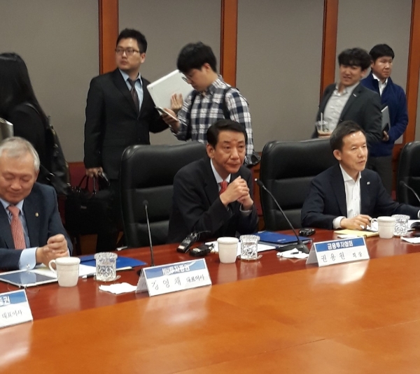 ▲권용원 금융투자협회장(가운데)이 9일 오후 서울 영등포구 금융투자협회에서 열린 혁신 금융 활성화를 위한 현장간담회에서 모두발언을 하고 있다. /사진=홍승빈 기자