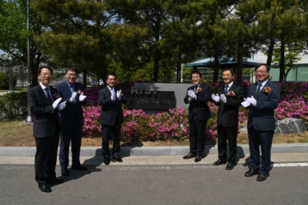 RIST가 5월 9일 광양분원에서 '미세먼지연구센터' 현판 제막식을 실시했다. 장인화 포스코 사장(왼쪽에서 세 번째), 유성 RIST 원장(오른쪽에서 세 번째). (사진=포스코)