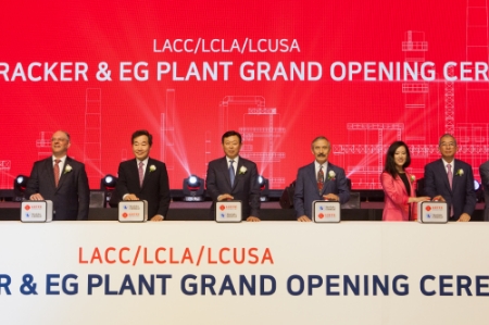 9일(현지시각) 미 루이지애나주에서 진행된 롯데케미칼 공장 준공식에서 (좌측부터) 존 벨 에드워즈 루이지애나 주지사, 이낙연 국무총리, 신동빈 롯데그룹 회장, 해리 해리슨 주한미국대사, 실비아메이데이비스 백악관 정책 조정관 부차관보, Westlake사 알버트 차오 사장 (사진=롯데케미칼)