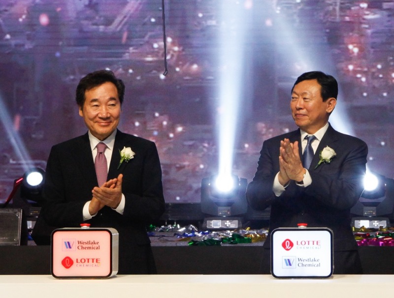 지난 10일 열린 미국 루이지애나주 레이크찰스시 에탄크래커(ECC) 및 에틸렌글리콜(EG) 공장 준공식에 참석한 이낙연 국무총리와 신동빈 롯데그룹 회장의 모습. /사진제공=롯데지주