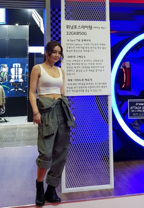 △LG전자 부스에서 모델이 게이밍 기기를 홍보하고 있다/사진=오승혁 기자