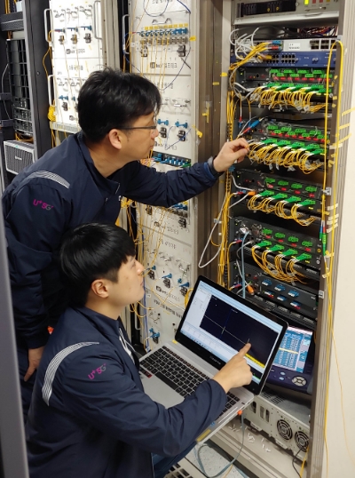 △LG유플러스 직원들이 통합 광선로감시시스템을 점검하고 있다/사진=LG유플러스 