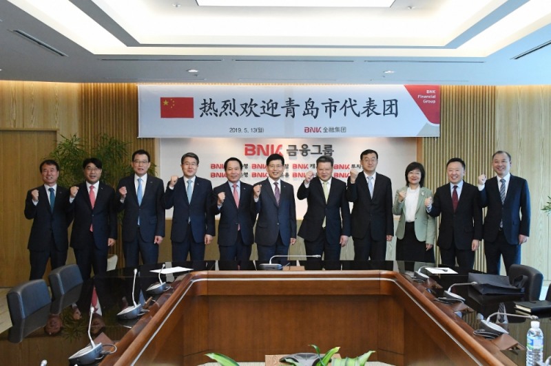 (사진 왼쪽에서 여섯번째부터) 빈대인 BNK부산은행장, 맹범이 중국 칭다오시 시장이 면담 후 기념촬영을 하고 있다./사진=BNK금융
