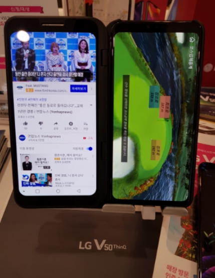 △13일 매장에 방문하여 LG전자 V50 씽큐 기기로 유튜브와 골프 화면 중계를 함께 시연한 모습/사진=오승혁 기자