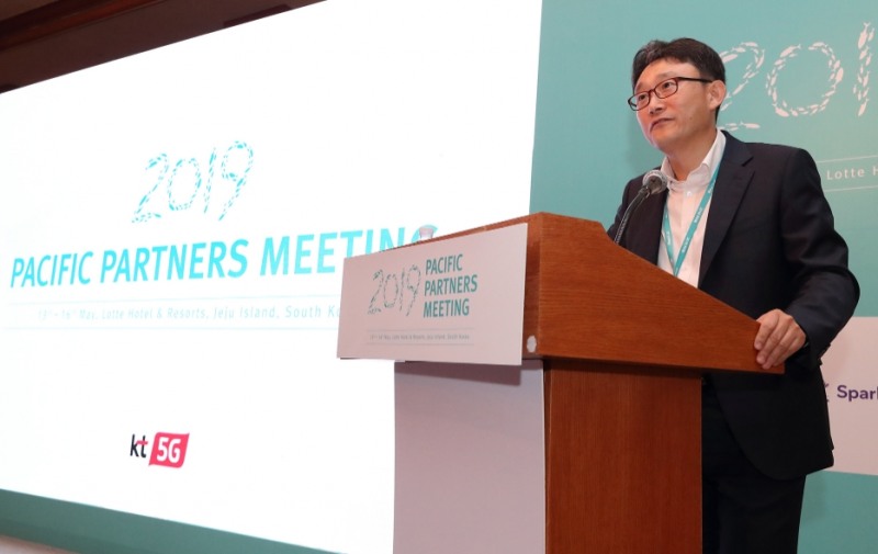 △박윤영 KT 글로벌사업부문장(부사장)이 제주도 서귀포시 롯데호텔 제주에서 PPM 2019 공식 오프닝 행사에서 참여 통신사 관계자들을 대상으로 환영 인사를 하고 있다/사진=KT