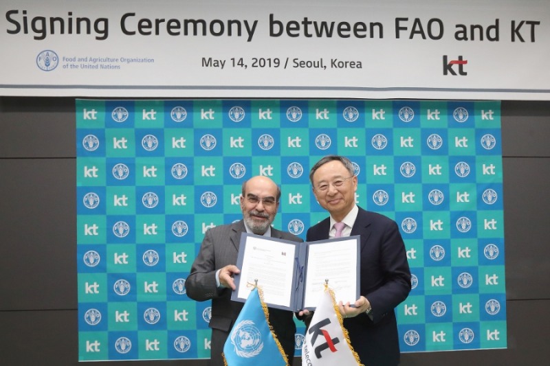 △왼쪽부터 호세 그라치아노 다 실바(Jose Graziano Da Silva) 유엔식량농업기구 사무총장과 황창규 KT 회장이 서울시 종로구 서울 글로벌센터에서 ICT를 통한 세계 빈곤문제 해결을 위한 업무협약 체결을 진행하고 있다/사진=KT