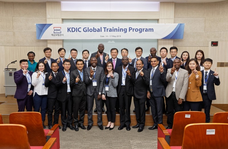 예금보험공사는 14일부터 3일간 아시아, 아프리카 등 해외 예금보험기구 직원을 대상으로 예금보험제도 운영경험 전수를 위한 「KDIC Global Training Program」을 실시한다. 예금보험공사 위성백 사장(윗줄 왼쪽에서 일곱 번째) 및 연수에 참가한 8개국 예금보험기구 임직원 16명이 기념촬영을 하고 있다./사진=예금보험공사
