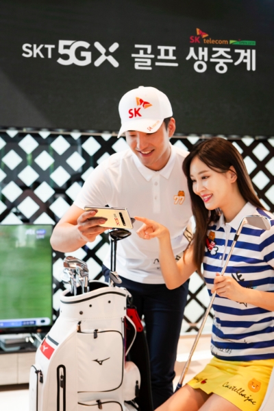 △SK텔레콤 모델들이 SKT 오픈 2019에서 5G 무선 네트워크 활용 중계를 선보인다/사진=SKT