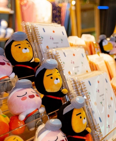 ●카카오프렌즈 제주에서 만날 수 있는 해녀 라이언과 어피치의 모습/사진=오승혁 기자