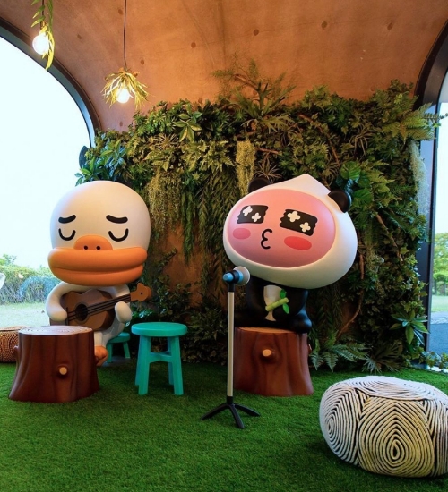 ●카카오프렌즈 제주에 구성된 포토존 중 노래하는 어피치와 기타치는 튜브의 모습/사진=오승혁 기자