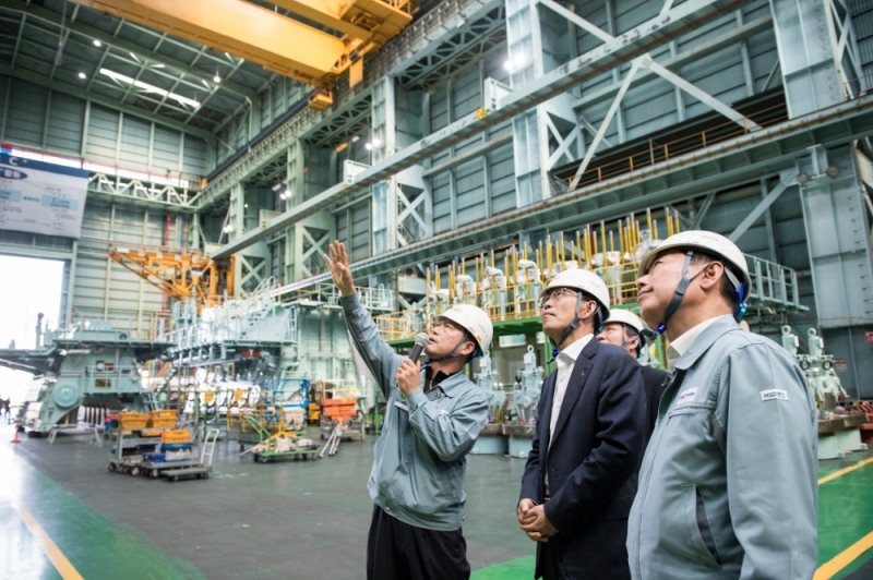 은성수 수출입은행장(사진 앞줄 왼쪽에서 두 번째)이 16일 경남 창원시에 소재한 거래기업 HSD엔진을 찾아 고영열 HSD엔진 대표이사(맨 오른쪽)에게 관련업계의 애로사항을 직접 청취하고 있다./ 사진= 수출입은행