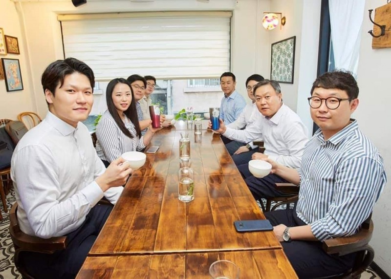 △플라스틱 프리 챌린지에 동참한 최영무 사장 (오른쪽 앞에서 두번째)과 임직원들이 기념촬영을 하고 있다. / 사진=삼성화재 공식 SNS