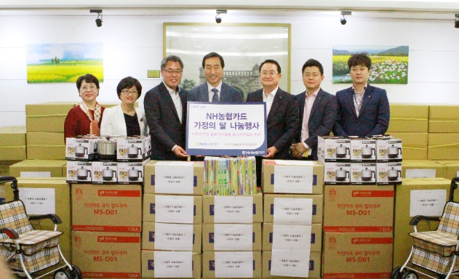 NH농협카드는 농번기와 가정의달을 맞아 지난 15~16일 이틀간 다채로운 사회공헌 활동을 진행했다. 이인기 농협카드 사장(왼쪽 5번째)이 지난 16일 서대문구청에 방문해 물품전달식을 진행하고 기념촬영을 하고 있다. / 사진 = NH농협카드