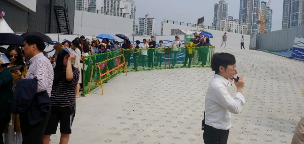 17일 문을 연 롯데캐슬 클라시아 견본주택을 방문하기 위해 실수요자들이 줄을 서고 있다.