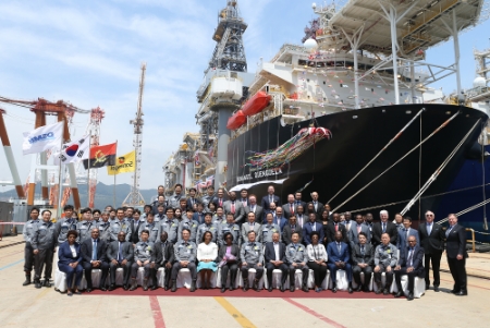 대우조선해양 옥포조선소에서 17일 열린 소난골社 드릴십 명명식에서 앙골라 대통령 특별자문역 알비나 아시스 아프리카노(Albina Assis Africano)여사 (첫줄 왼쪽에서 여덟번째), 이성근 대우조선해양 사장 (첫줄 왼쪽에서 아홉번째) 등 양사 관계자들이 명명식을 마친 뒤 기념촬영을 하고 있다. (사진=대우조선해양)