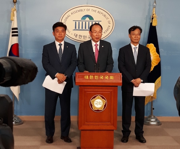 ▲20일 오후 서울 여의도 국회 정론관에서 열린 더불어민주당 자본시장특별위원회의 퇴직연금 개선안 발표 기자회견에서 최운열 의원이 발언하고 있다. 왼쪽부터 김병욱, 최운열, 유동수 의원./ 사진=홍승빈