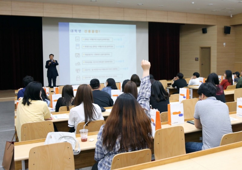 이계문 신용회복위원장 겸 서민금융진흥원장이 강원대에서 CEO특강을 하고 있다./사진=신용회복위원회