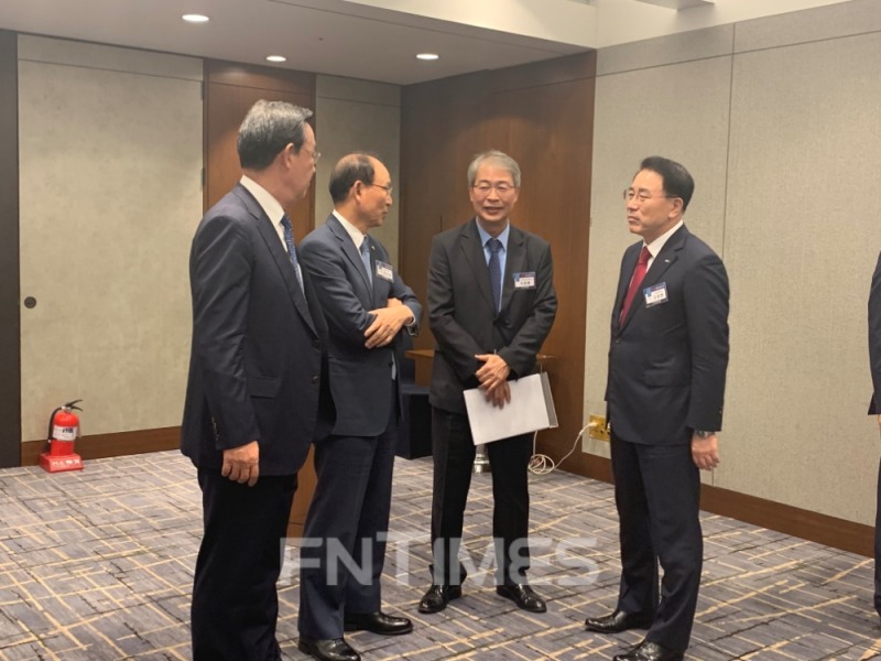 김태영 은행연합회장(왼쪽), 최운열 의원, 임종룡 전 금융위원장, 조용병 신한금융지주 회장이 한국금융미래포럼 VIP세션에서 이야기를 나누고 있다./사진=전하경 기자