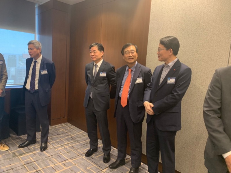 오우택 한국투자캐피탈 대표, 김영모 산은캐피탈 대표, 김용덕 효성캐피탈 대표, 구자갑 오토리스 대표가 이야기를 나누고 있다./사진=전하경 기자