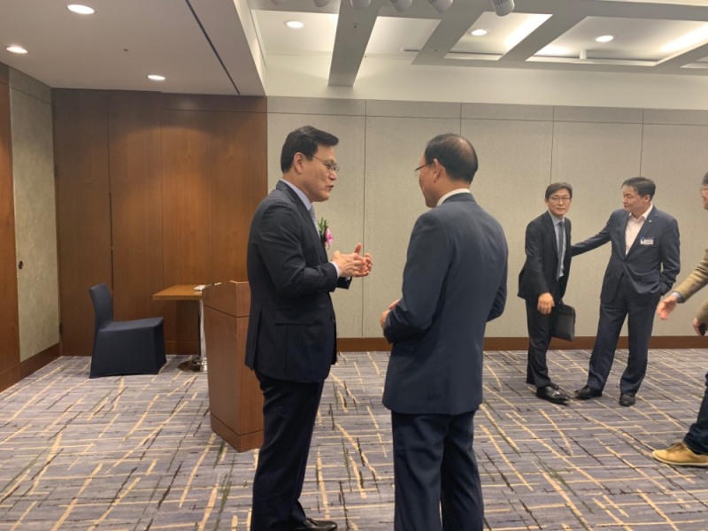 최종구 금융위원장(왼쪽)이 최운열 의원과 이야기를 나누고 있다./사진=전하경 기자