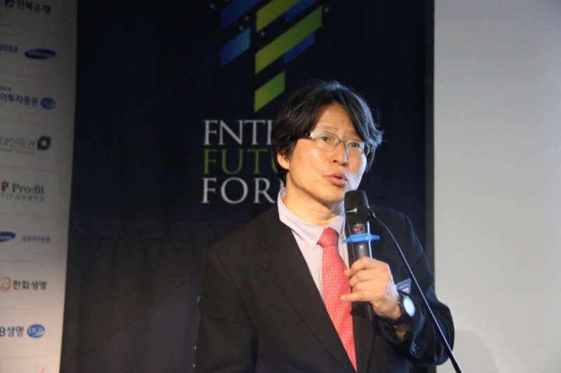 정유신 서강대학교 교수가 21일 한국금융미래포럼에서 강연을 하고 있다.