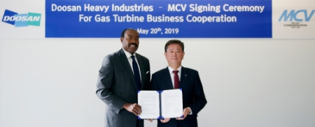 두산중공업 창원 본사에서 20일 열린 두산중공업과 MCV와의 가스터빈 사업협력 MOU 체결식에서 이희직 두산중공업 GT/서비스BU장(오른쪽)과 도일 베네비 MCV(Doyle Beneby) CEO가 MOU 체결 후 협약서를 들고 기념촬영을 하고 있다. (사진=두산중공업)