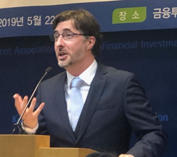 ▲줄리안 맥켄지(Julian McKenzie) 교보악사자산운용 부사장이 22일 오전 서울 여의도 금융투자협회에서 열린 기자간담회에서 상품을 설명하고 있다./사진=한아란 기자