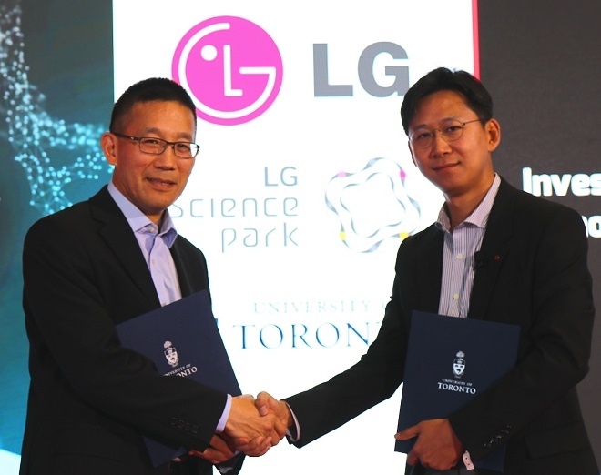 크리스토퍼 입 토론토 대학교 부학장(왼쪽)과 배경훈 LG사이언스파크 AI담당. (사진=LG그룹)
