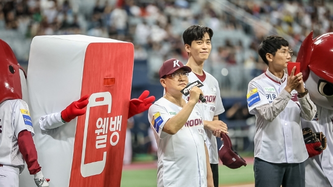 지난 19일 키움 히어로즈와 롯데 자이언츠의 프로야구 경기가 열린 고척 스카이돔에서 손종주 웰컴금융그룹 회장(가운데)과 배우 신성록 씨가 경기장을 찾아준 관중들에게 인사를 하고 있다. / 사진 = 웰컴저축은행