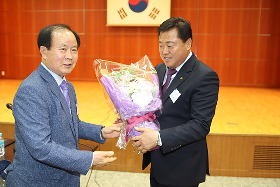 경기지역 농협신문사 이사 직에 추천된 이명호 여주 능서농협조합장이 관계자로부터 축하 꽃다발을 받고 있다.