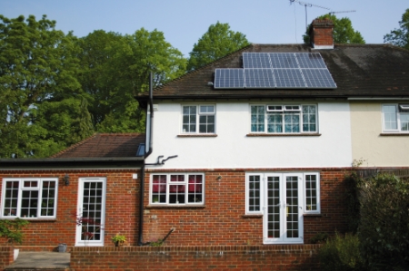 영국시내에 설치된 한화큐셀의 주택용 태양광 모듈 (사진=한화큐셀)