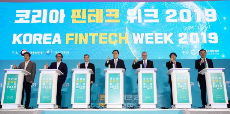 23일 동대문디자인플라자(DDP)에서 열린 '코리아 핀테크 위크 2019(Korea Fintech Week 2019)' 개막식 참석자들이 기념사진을 찍고 있다. (왼쪽부터) 김대윤 한국핀테크산업협회장, 매트 딜 비자 글로벌 대표, 더글라스 페이건 안트 파이낸셜 대표, 최종구 금융위원장, 사이먼 스미스 주한영국대사, 정유신 한국핀테크지원센터장, 김태영 전국은행연합회장. / 사진= 금융위원회