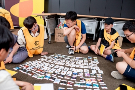 제 4차 '넷마블견학프로그램' 참가 학생들이 새로운 게임을 기획해 발표하는 실습 활동을 하고 있다.(사진=넷마블)