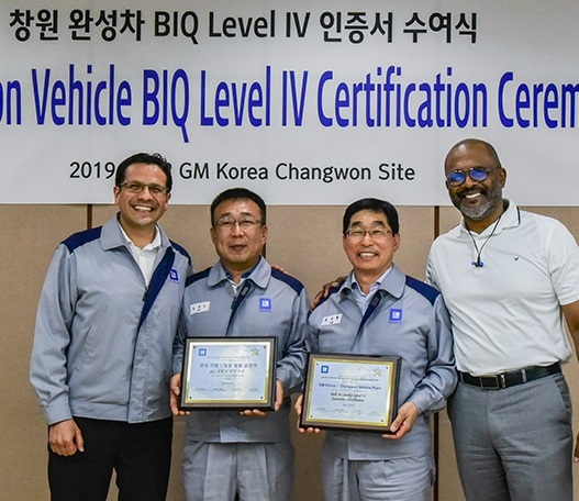 (왼쪽부터) 헤르슨 가르시아 GM 해외사업부문 및 한국지엠 품질부문 부사장, 조정오 창원공장 상무, 김선홍 창원공장 본부장, 제럴드 존슨 GM 글로벌 생산부문 총괄 부사장. (사진=한국지엠)