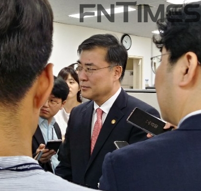 24일 정부서울청사에서 신임 손병두 금융위 부위원장이 기자들의 질문에 답하고 있다. / 사진= 한국금융신문