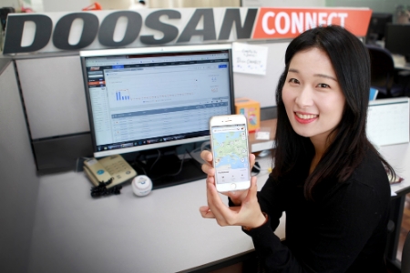 두산인프라코어가 지난해 출시한 두산커넥트 모바일 앱을 담당 직원이 보여주고 있다. (사진=두산인프라코어)