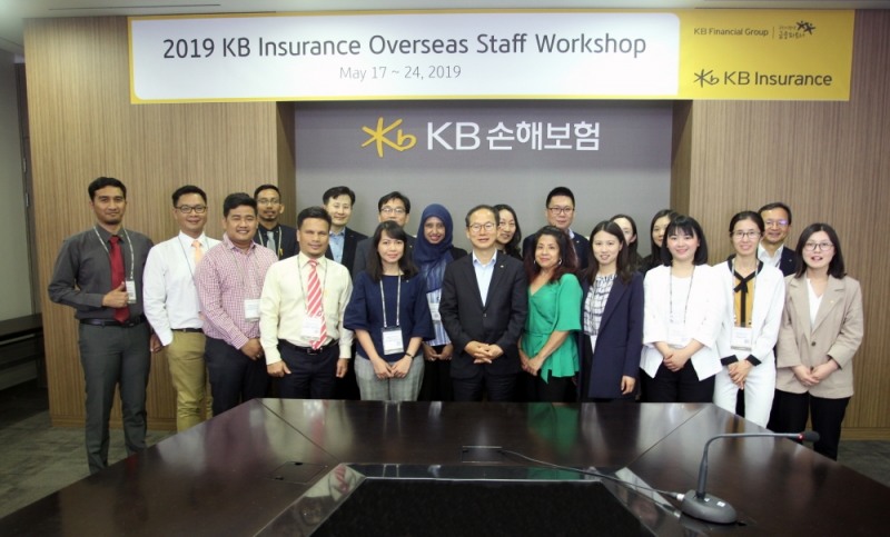 △워크샵 프로그램 중 경영진과의 간담회에 참석한 현지 직원들이 양종희 사장(1열 우측 6번째)과 기념사진을 촬영하고 있다. /사진=KB손해보험