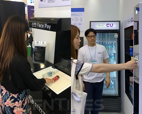 24일 서울 동대문디자인플라자에서 열린 '코리아 핀테크 위크'에 방문한 기자가 신한카드 페이스페이를 직접 체험하고 있다(사진 왼쪽). 오른쪽에서는 신한카드 부스를 방문한 관람객이 얼굴 등록 과정을 체험하고 있다. / 사진 = 신한카드