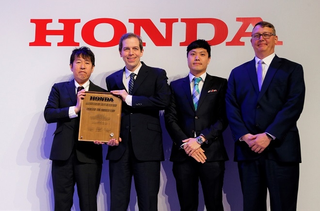 (왼쪽부터) 혼다 앨라바마 공장 테츠야 엔도 사장, 한국타이어앤테크놀로지 매트 카르쉬스·저스틴 킴·앤디 애플톤. (사진=한국타이어)