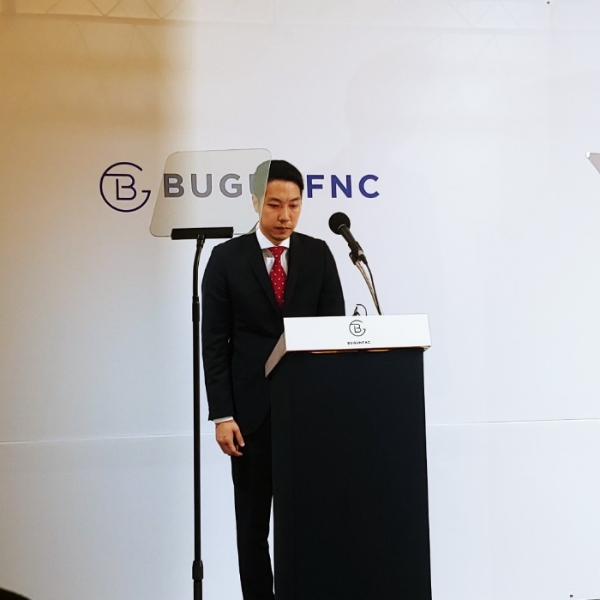 박준성 부건에프엔씨 대표가 지난 20일 서울 가산디지털단지 부건에프엔씨 본사에서 열린 기자회견에 앞서 사과를 하고 있다.