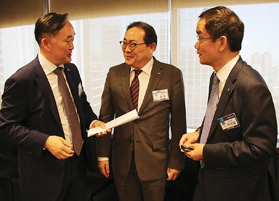 ▲ 즐겁게 환담 중인 신현준 한국신용정보원장, 강호 보험개발원장, 주재중 하나생명 사장(왼쪽부터).