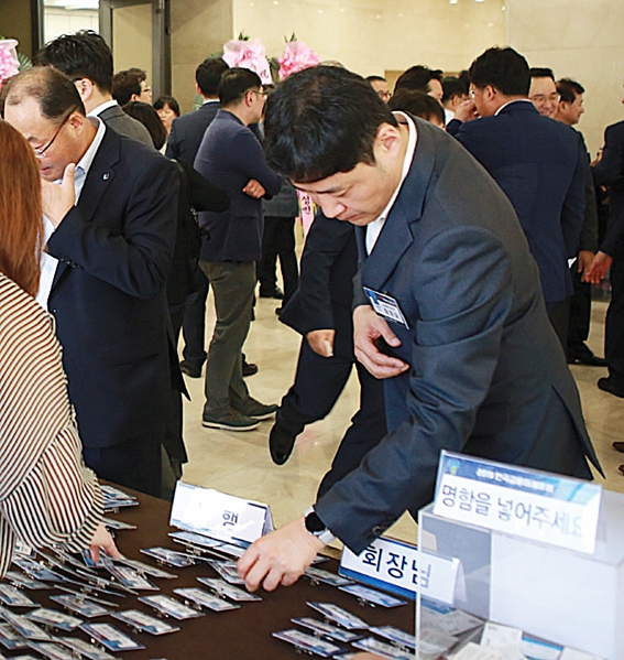▲ 포럼 행사장 메인 데스크에서  네임택을 찾고 있는 참석자.