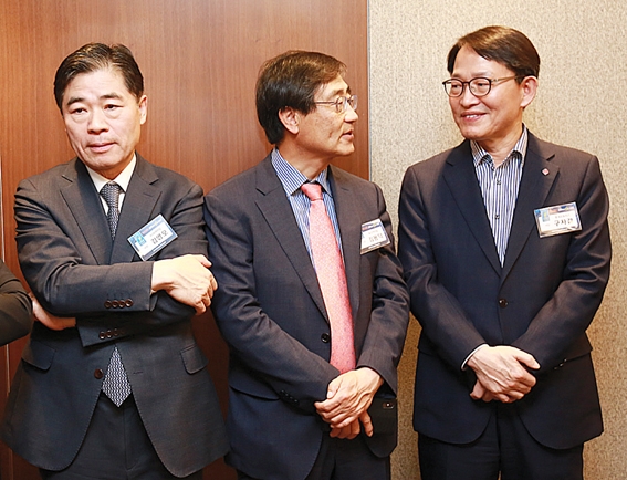 ▲ 담소 중인 김영모 KDB캐피탈 사장, 김용덕 효성캐피탈 사장, 구자갑 롯데오토 사장(왼쪽부터).