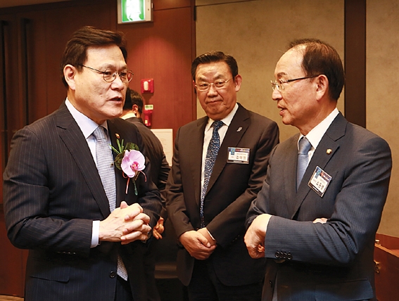 ▲ 최종구 금융위원장(왼쪽)과 최운열 더불어민주당(오른쪽)이 나누는 대화를 경청하고 있는 김태영 은행연합회장.