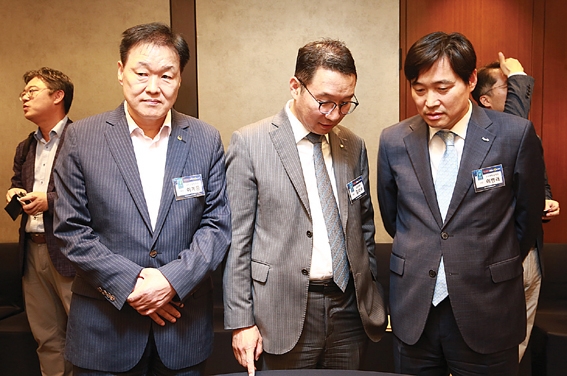 ▲ 이병래 한국예탁결제원 사장과 김학수 금융결제원장이 이야기를 나누는 가운데 함께 포즈를 취한 이계문 서민금융진흥원장 (오른쪽부터).